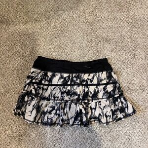 Play off the pleats low-rise skirt